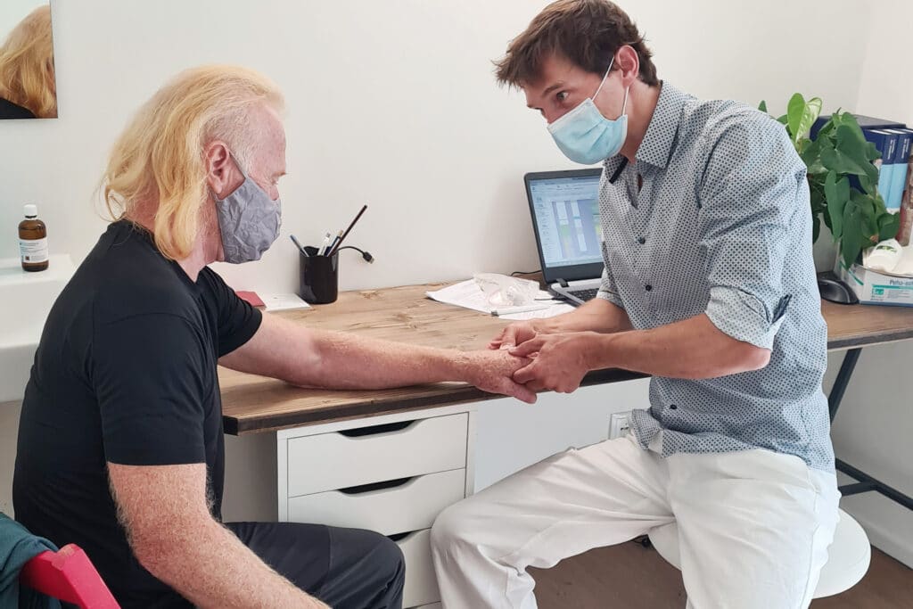 Klaus Isele behandelt Finger von Beat Kammerlander