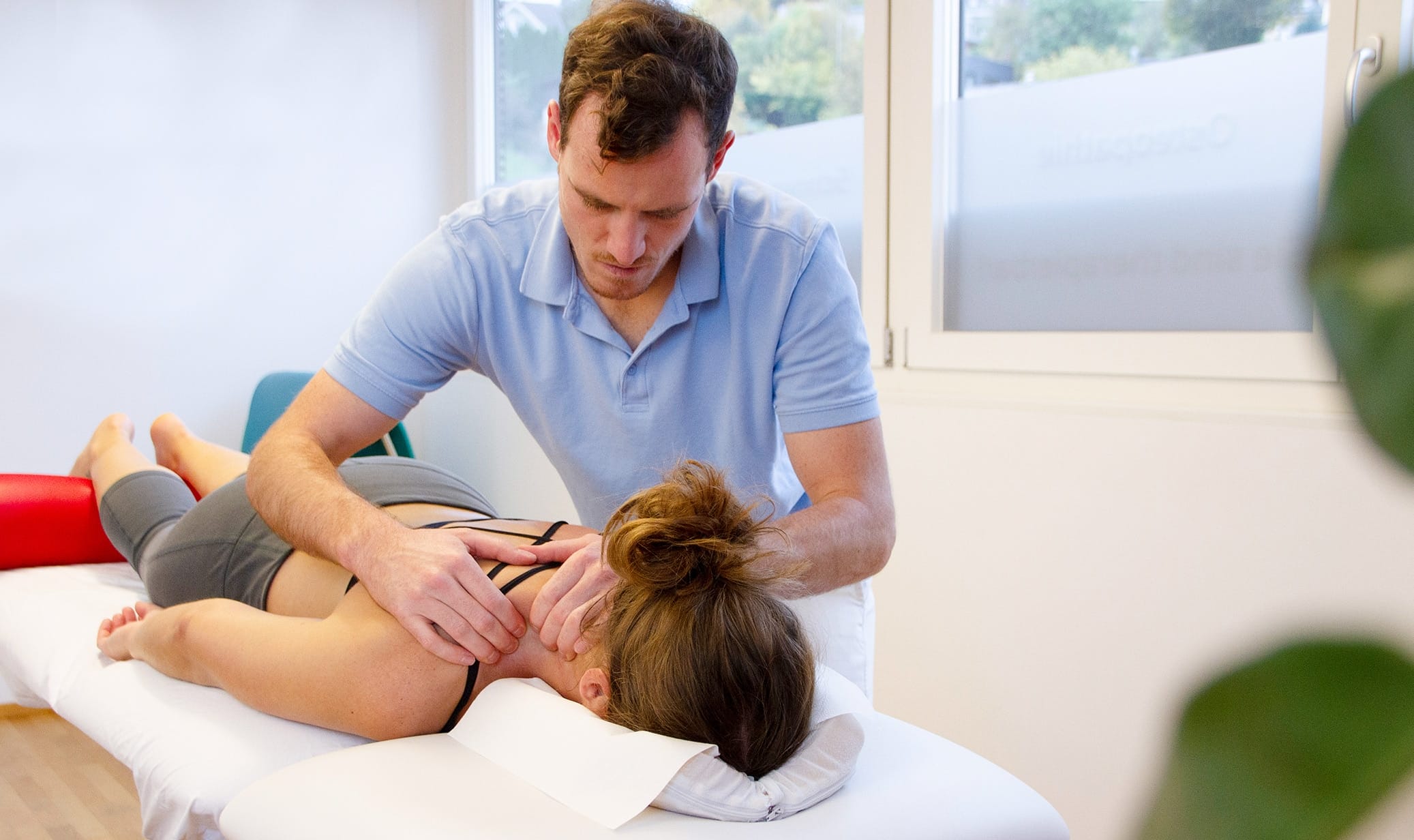 Mario therapiert Schulter in der Therapierbar Schwarzach