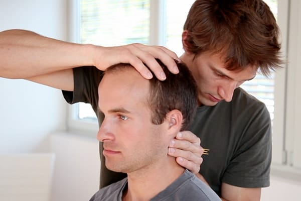 Klaus Isele führt eine osteopathische Behandlung durch