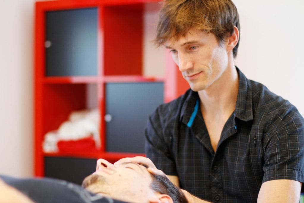 Klaus Isele bei einer craniosacralen Behandlung