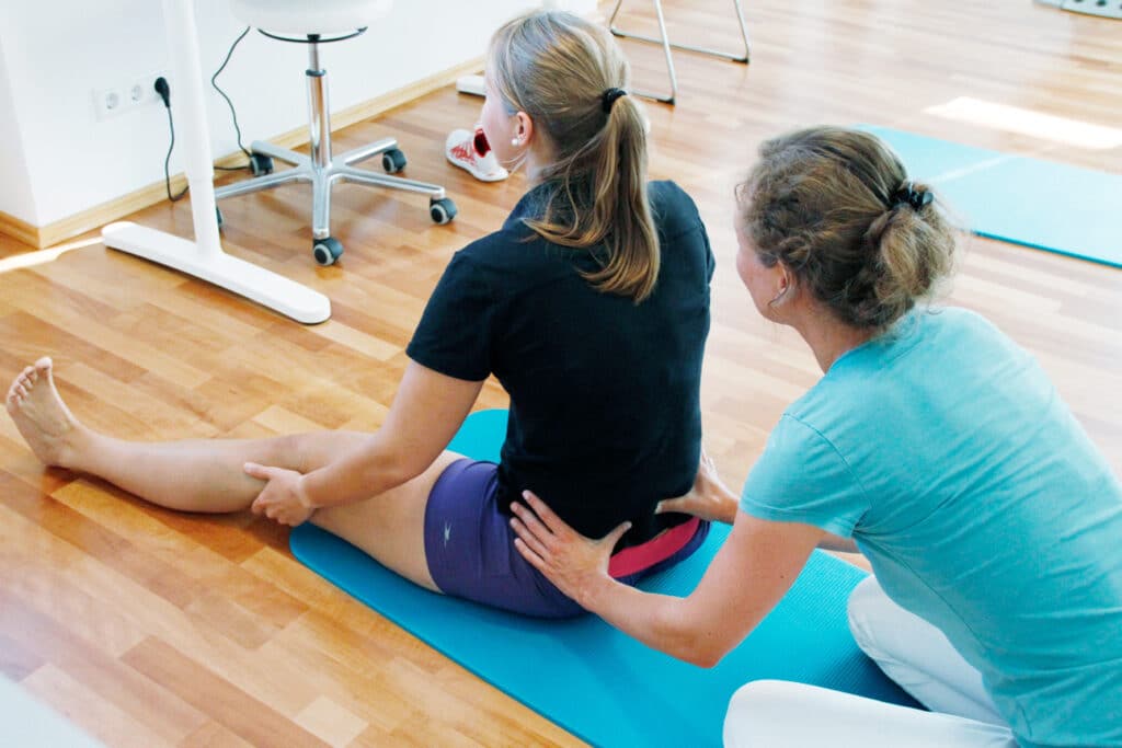 Beckenbodentherapie am Boden mit Atemübung