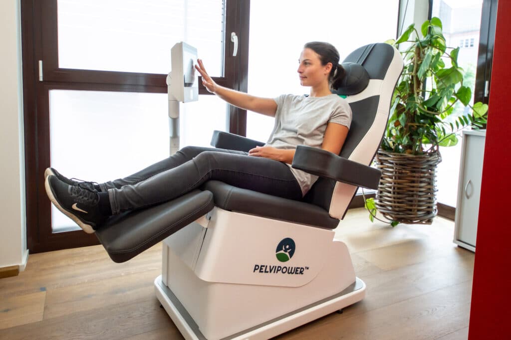 Frau am Pelvipower Trainingsstuhl