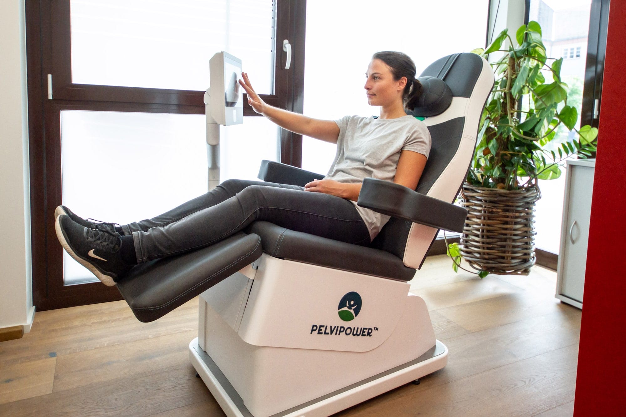 Frau am Pelvipower Trainingsstuhl