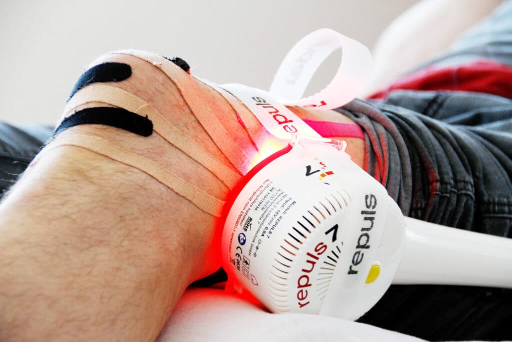 Adam Ondras Knie bei einer Repuls Behandlung